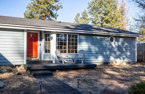 Charming 3-Bedroom Home in Bend with Hot Tub Game Room & Spacious Family Dining - Foto 4
