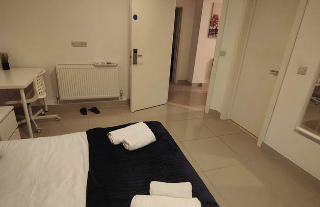 Luxurious 3 bed Ensuites & kitchenettes Nr LGI Hospital & Uni - Free 5G WIFI & Netflix Short Stays - Contractors Free Parking - Foto 4