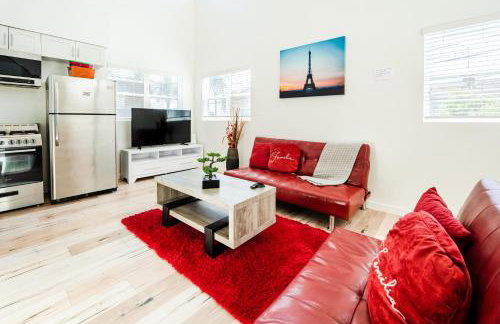 Modern 3 Bedroom 3 Level Loft in Hollywood Sleeps 10 Free Gated Parking Full Kitchen - Photo 5
