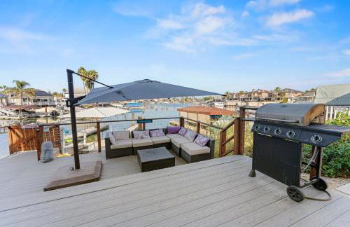 * Large Updated Waterfront Delta Manor Boat Dock * - Foto 25