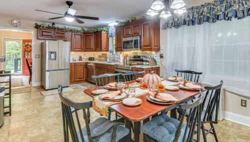 Enchanting Creekside Cottage with Hot Tub - Foto 5