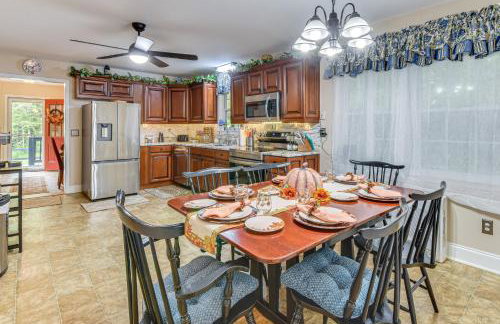 Enchanting Creekside Cottage with Hot Tub - Foto 5