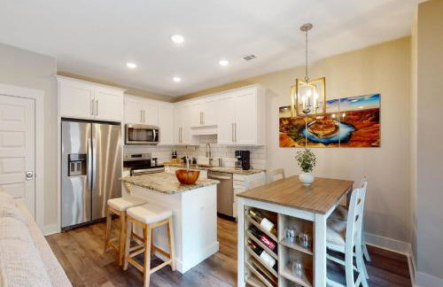 Stylish dog-friendly townhome with firepit & enclosed yard - blocks to downtown - Photo 8