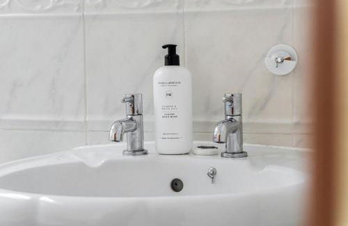 Detached House in Ashford with Free Parking and Hot Tub - Sleeps 10 - Foto 24