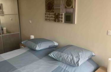 Super 3 pcs et Parking aux portes de Paris et stade de france à proximité des sites touristiques parisiens Montmartre , champs Élysée ,châtelet etc et des transports métro,RER ,wifi disponible - Foto 2