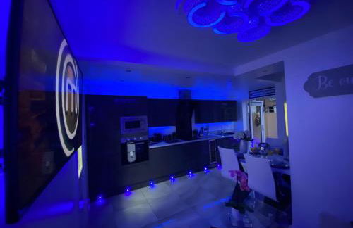 NEW…THE HOTTUB HOUSE BLACKPOOL PLEASURE BEACH - Photo 2