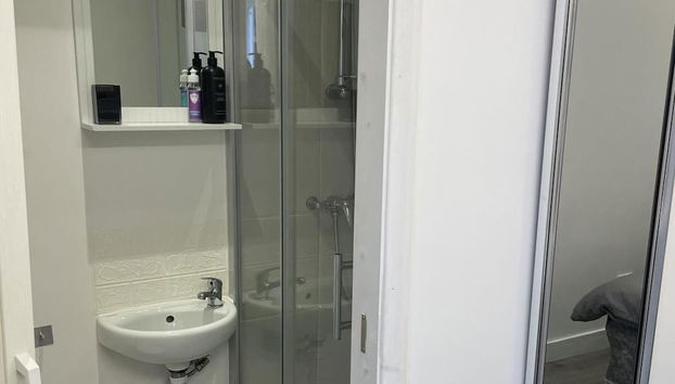 Beautiful 1-bed Studio in Uxbridge, London - Foto 5, Badezimmer
