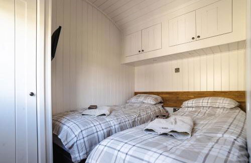 Shepherds View at Oaks Barn Farm Alcester with optional paid for Hot tub - Photo 11