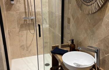 At Stéphanie and Damien's, Charming stone and pool - Foto 27