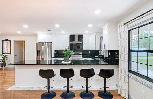 Poolside Paradise with Basketball Court - Foto 4