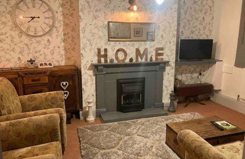 Quaint Cottage main street Llandeilo - Photo 6