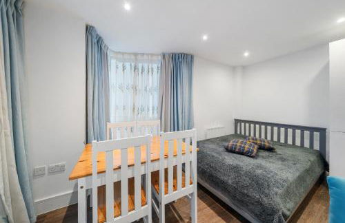 Riverside 1BR with Easy Transport 20min to City Centre - Photo 7