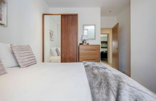 Elegant Epsom Modern Apartment - Photo 22