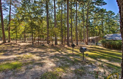 Holly Lake Retreat w/ 2 Community Pools & Yard - Foto 40