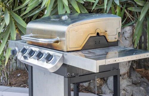 Stunning 4 Bedroom 1 Level- Pool, Spa, Grass Yard, Fire Pit, Garage, BBQ - Foto 31