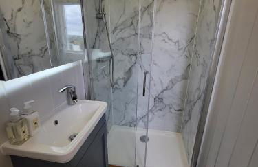 Cosy Hut Immersed in Nature with Private Hot Tub - Foto 10