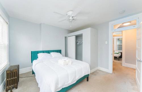 TWO town homes! 6 Bedrooms, 2 King beds, Walk to Eats - Foto 57