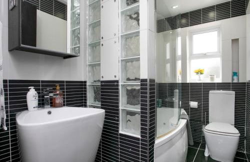 Charming Home - Free Parking - Private Garden - Pass the Keys - Foto 33