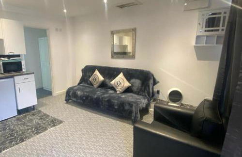 3 Bed Apartment - Sleeps 6 - Free Parking Wifi - Photo 1