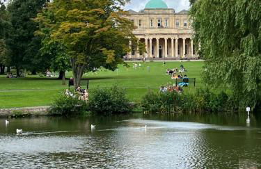 The Lily Pad - Boutique Townhouse, a short walk to Town Center and Racecourse - Photo 14