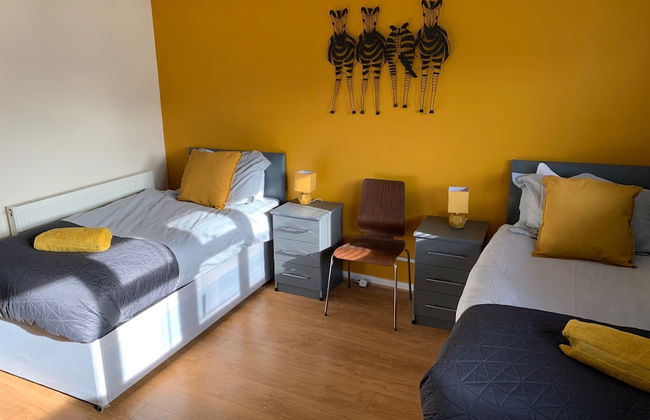 New Cross Mews 4 Bedroom 2 Bathrooms Fast Wifi Parking Sleeps up to 12 - Photo 2