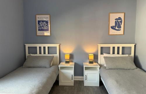 Modern Spacious 2 Bedroom House in Leigh, Free Parking - Foto 5