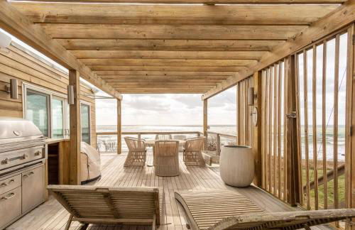 Surfside Villa by Rove Travel - Oceanfront Home with Hot Tub - Foto 44