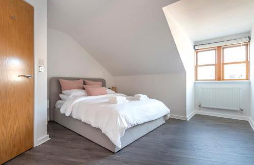 The Loft - Spacious Luxury 2 bed 2 bath with FREE Secure Parking and tube close by - Photo 2