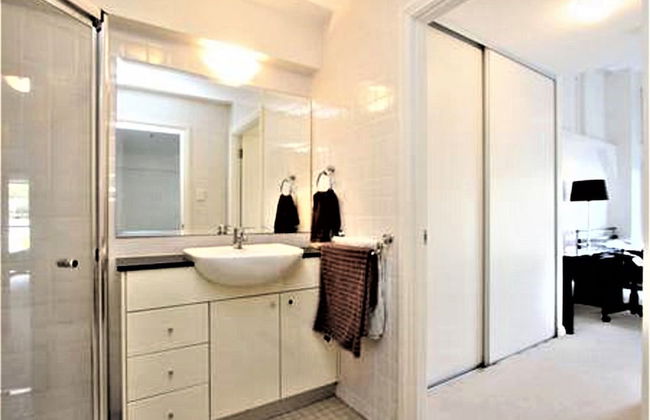 Waterfront Apt. on Sydney Harbour H390 - Photo 8