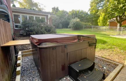 Near downtown with hot tub sleeps seven - Foto 14