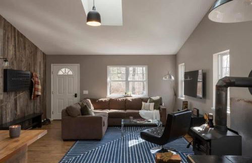 Chic Cabin with Hot Tub and Fire Pit - Foto 3