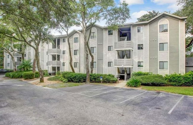 Secluded Condo with Peaceful Wooded Views and Easy Access to the Beach by RedAwning - Foto 45