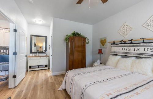 La Casita: Hot-tub & Firepit, 15 min to Fred! - Photo 3