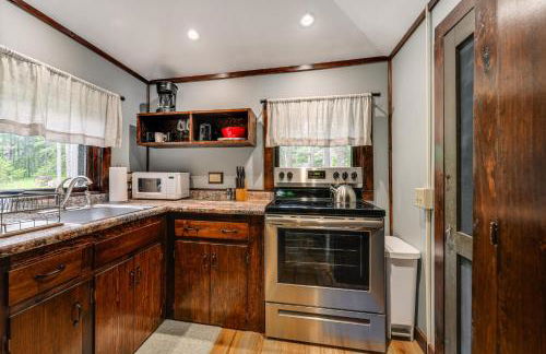 Walk to Barretts Park Wooded Cabin with Grill! - Foto 9