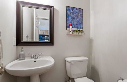 Warehouse District Modern Condo with Private Garage - Foto 22