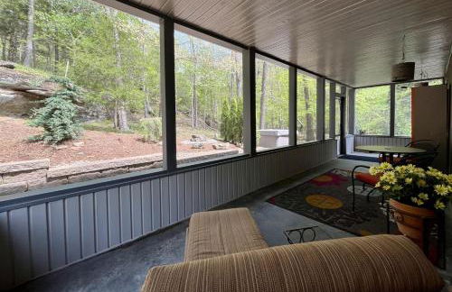 Romantic Cottage w Hot Tub & Views - Photo 17