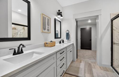 Plush & Roomy - Perfect for All Ages near KU & KC - Photo 28