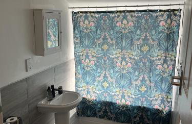 The Hive 2-Bed Apartment with Kitchen and Private Bathroom in Lively Monton Village - Sleeps 4 - Free WiFi - Parking Nearby - Foto 26