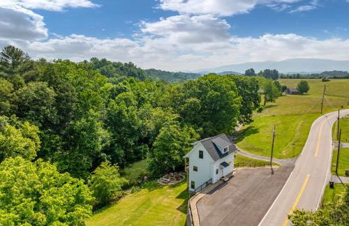 New Riverfront Home with Mtn Views - Foto 4