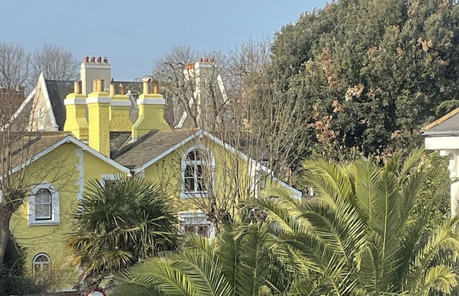 Between the beach and the shops - Foto 15