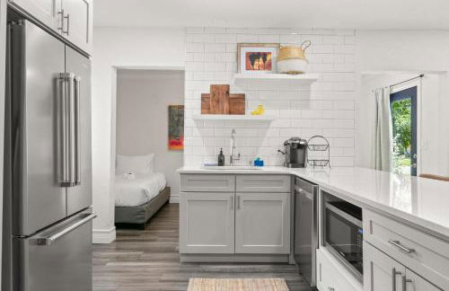 NEW SoHo Sanctuary - Gorgeous Apartment Steps to S Howard Ave with Fenced Yard - Foto 9