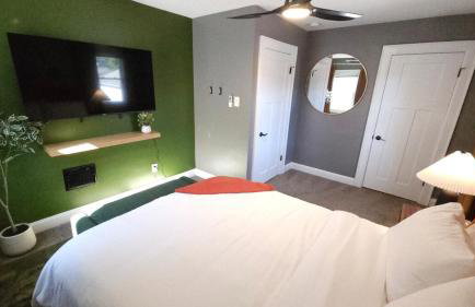 The Funky Fun Haus - Pickleball, Hot Tub, Arcade - Photo 6