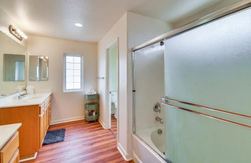 7 Mi to Lake Yosemite Family Home with Fenced Yard - Foto 23