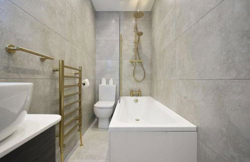 Beighton - 3 Bed Spacious Home with FREE Parking, Great for Groups & Families - Hosted by Stay Host Save - Foto 64