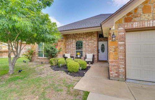 Unwind Fireside! Harker Family Retreat with Yard - Foto 35