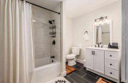 Oakwood Charm Family-Friendly 3BR Getaway - Photo 32