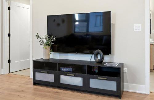 Edgewater Apt with Free Parking Gym Modern Living - Photo 13