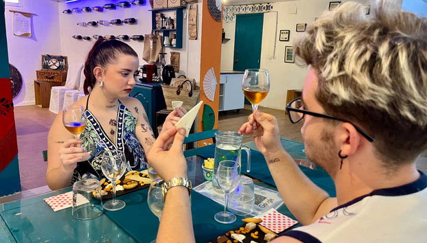 Cata de quesos y vinos en Córdoba - Foto 3, Viajeros hacen el proceso de maridaje dirigidos por nuestros sum