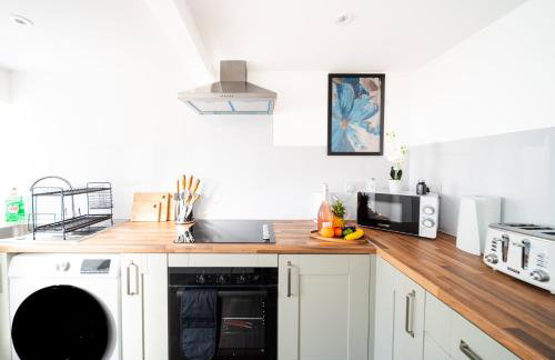 Open Mind Property - HotTub, 2 Guests & 1 Bed - Photo 10