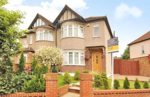 TJ Homes - One double bed room with garden view - Next to tube station - Foto 3